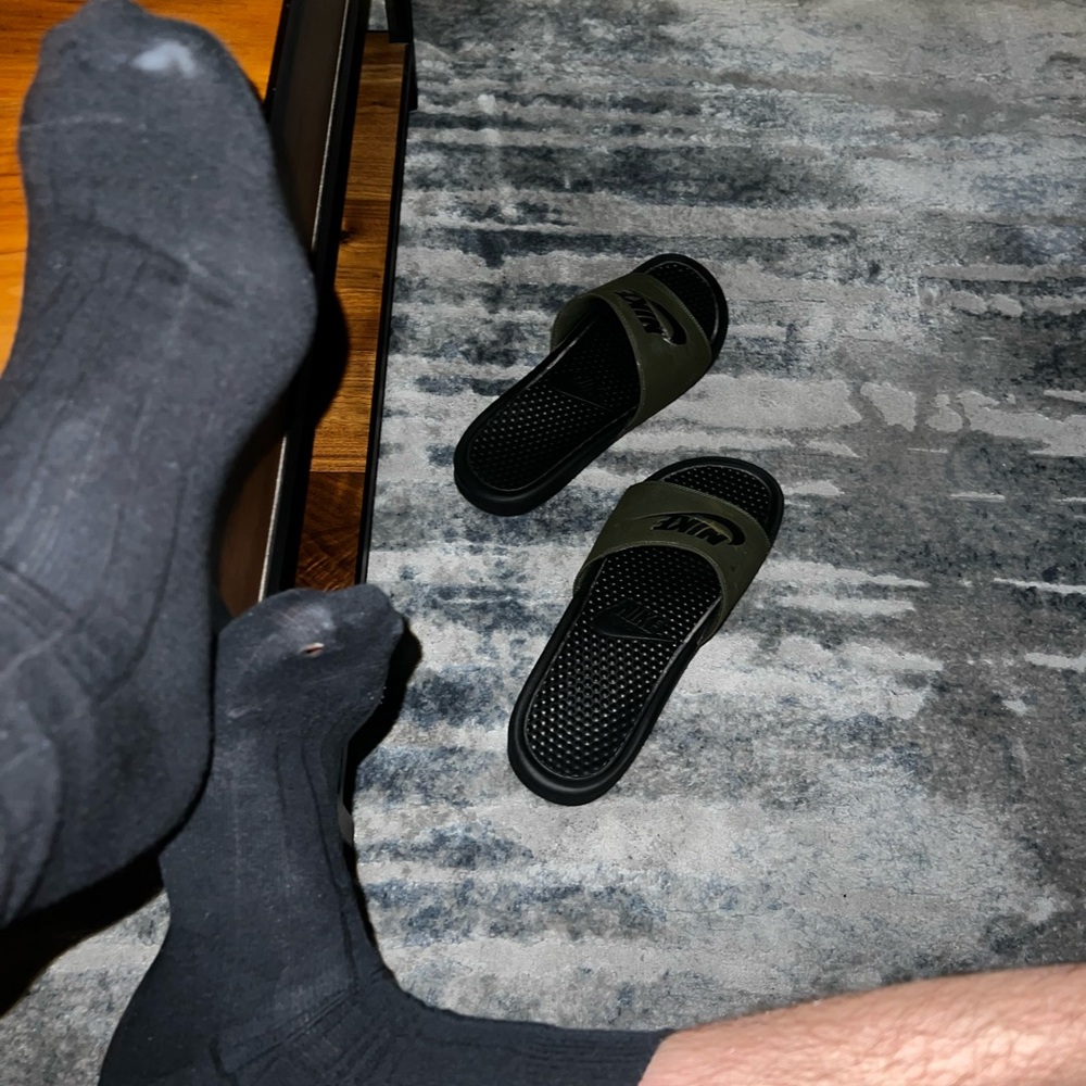 Used black socks with Nike slides - Picture 3 of 6